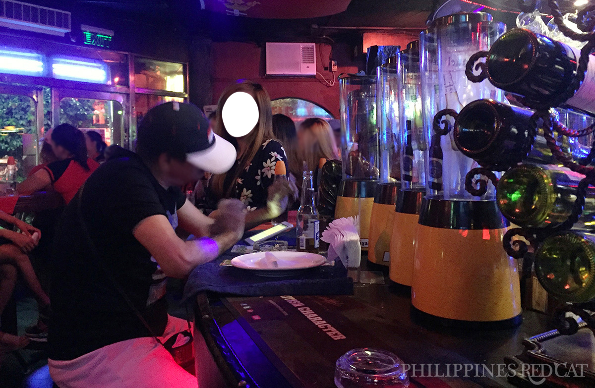 Manila Ladyboy in Bar